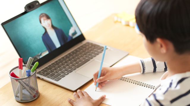 不登校のお子さんに新しい学びを｜オンライン型フリースクール（中等部）の特徴と可能性